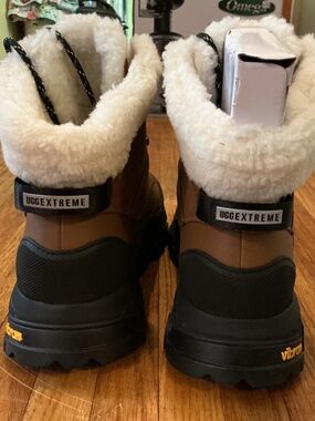*NEW* Never Worn UGG, Adirondack Meridian Hiker Boots, Size 9.5